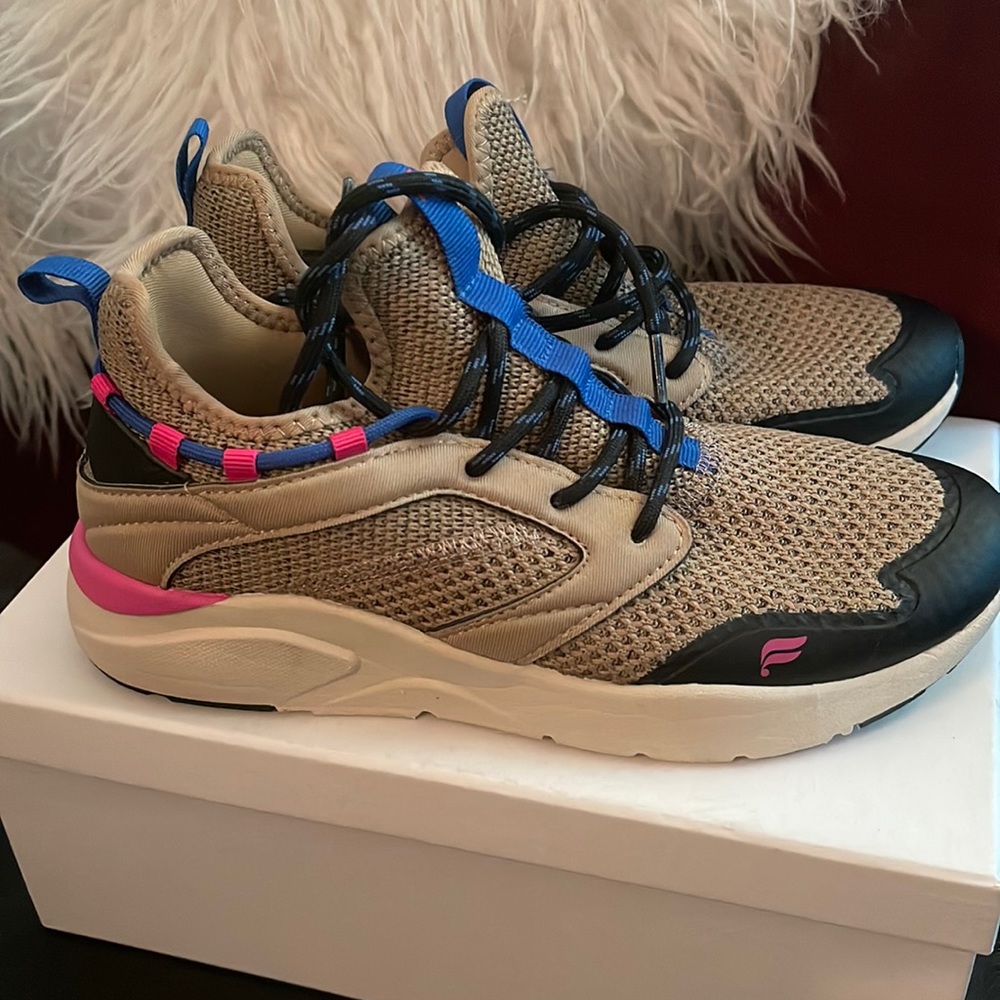 Woman's /y footwear